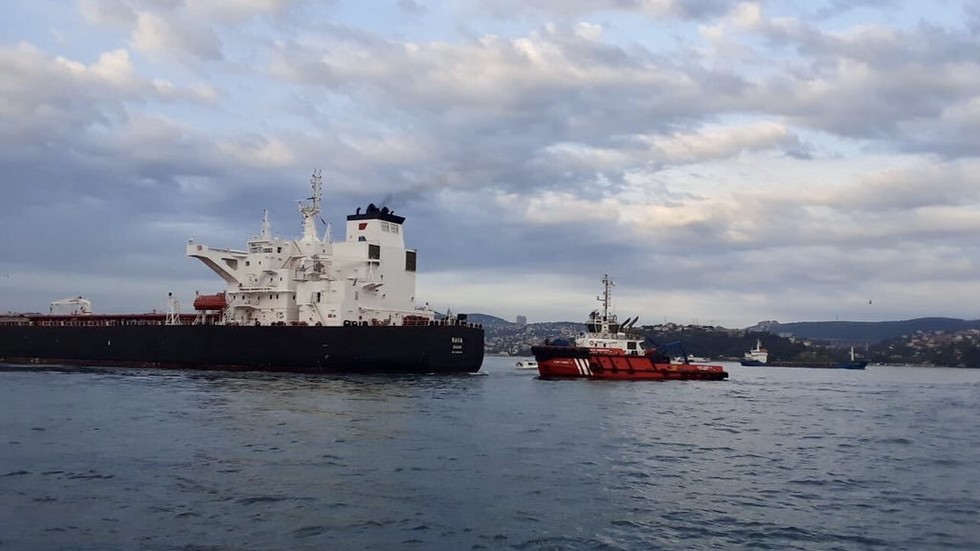 Корабоплаването през Босфора е спряно поради авария на петролен танкер – снимки, видео