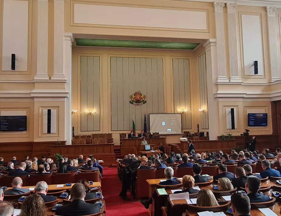 Парламентът одобри оказването на хуманитарна, финансова и военнотехническа помощ за Украйна