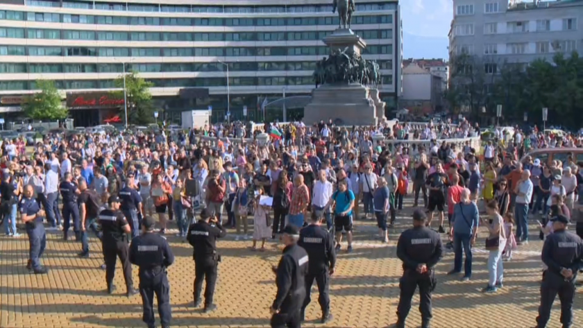 Протест срещу опозицията пред парламента – снимки, видео, обобщение