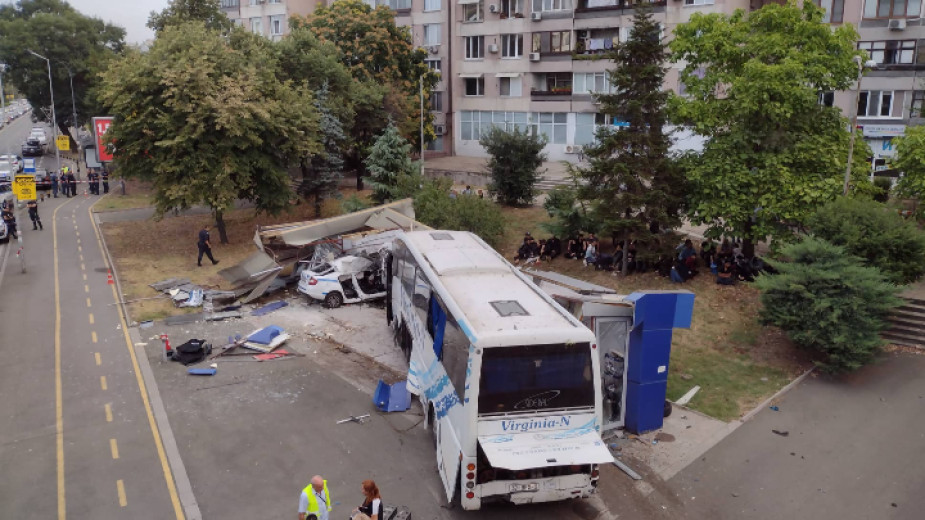 Двама полицаи са загинали в Бургас, след като автобус с мигранти блъска патрулка