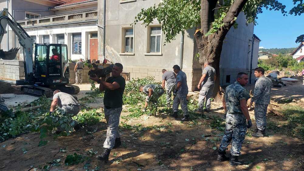 Поне още месец армията ще помага в пострадалите от наводненията населени места