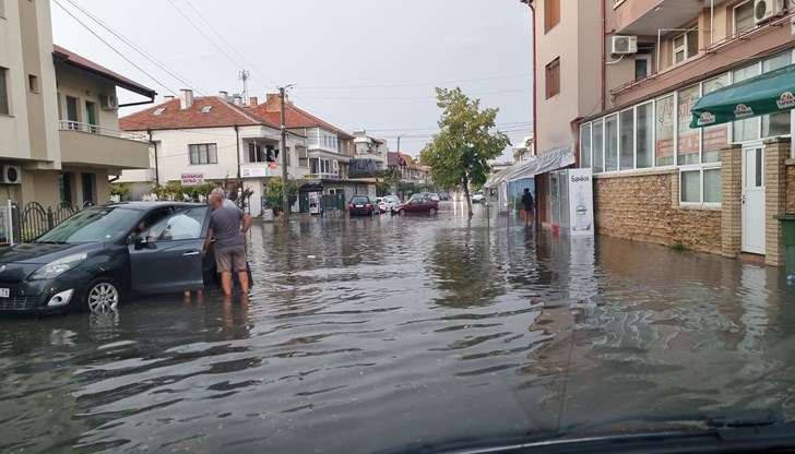 След бурята: Поморие остава без ток, Бургас разчиства щетите