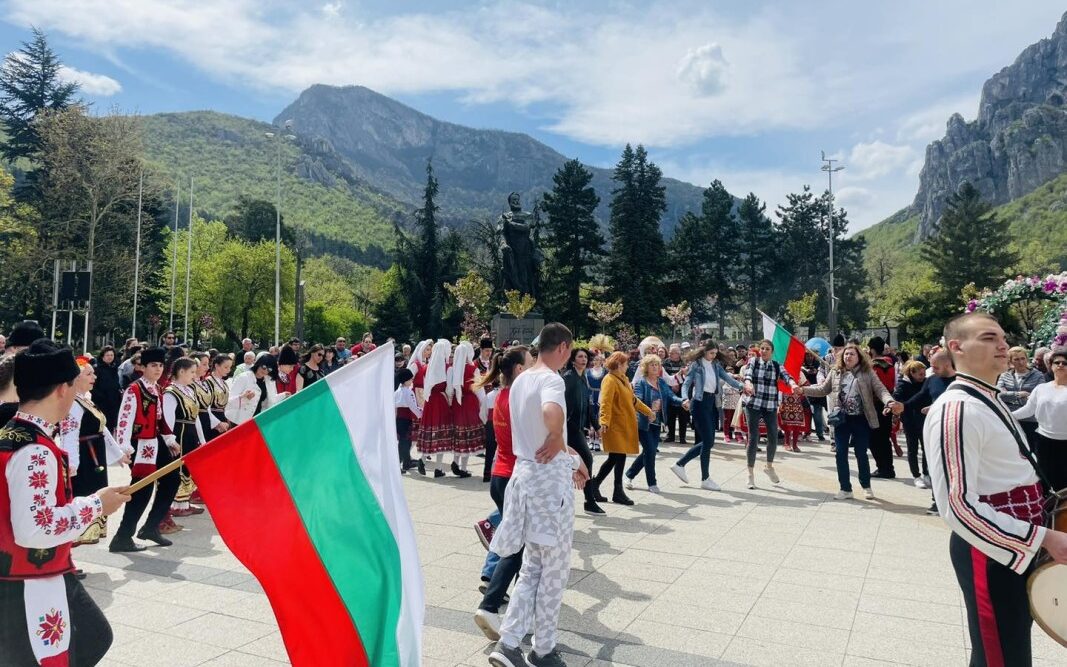 100-метров козунак раздадоха във Враца