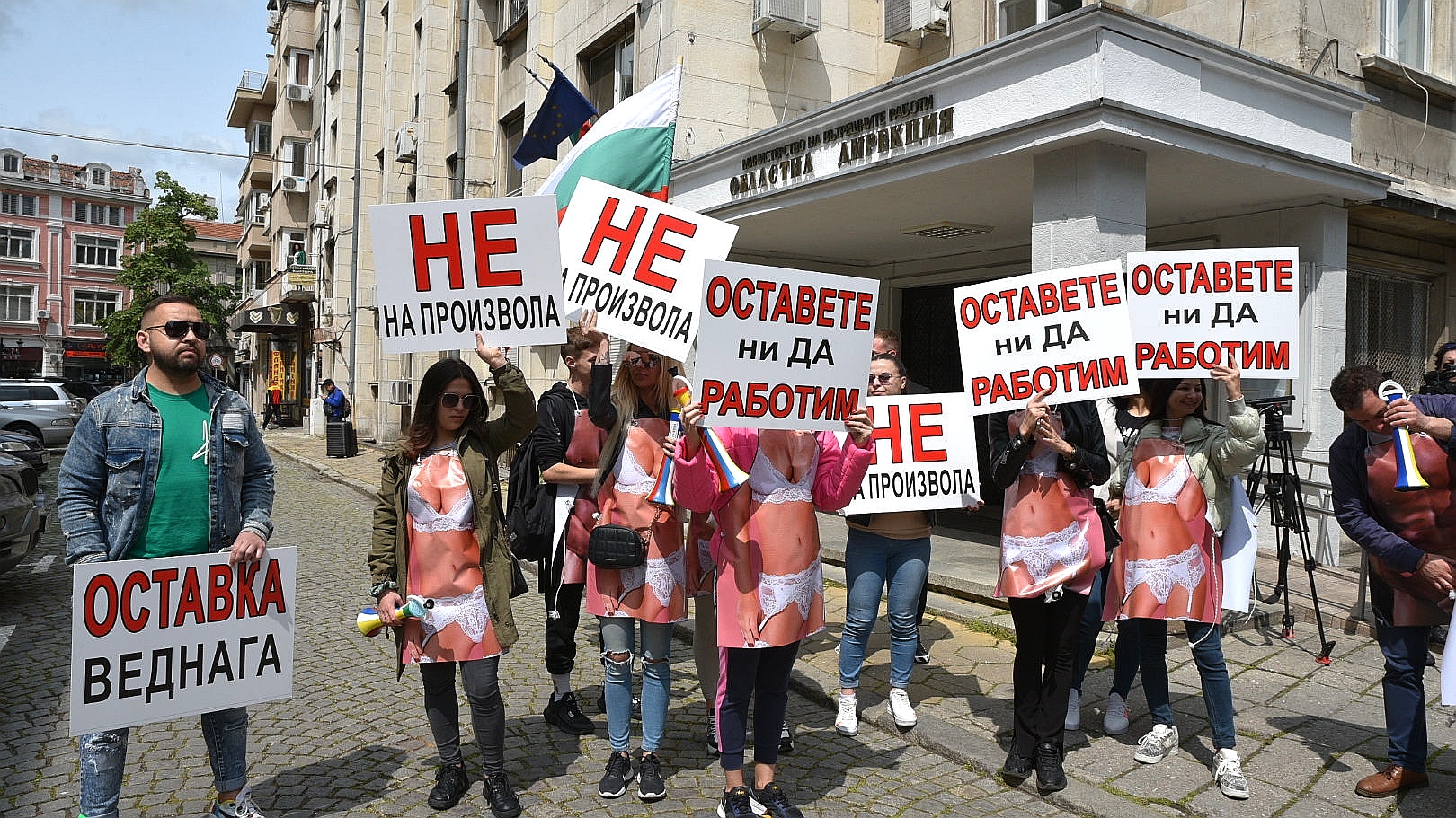 Протест пред полицията в Пловдив заради голите обиски в дискотека – видео