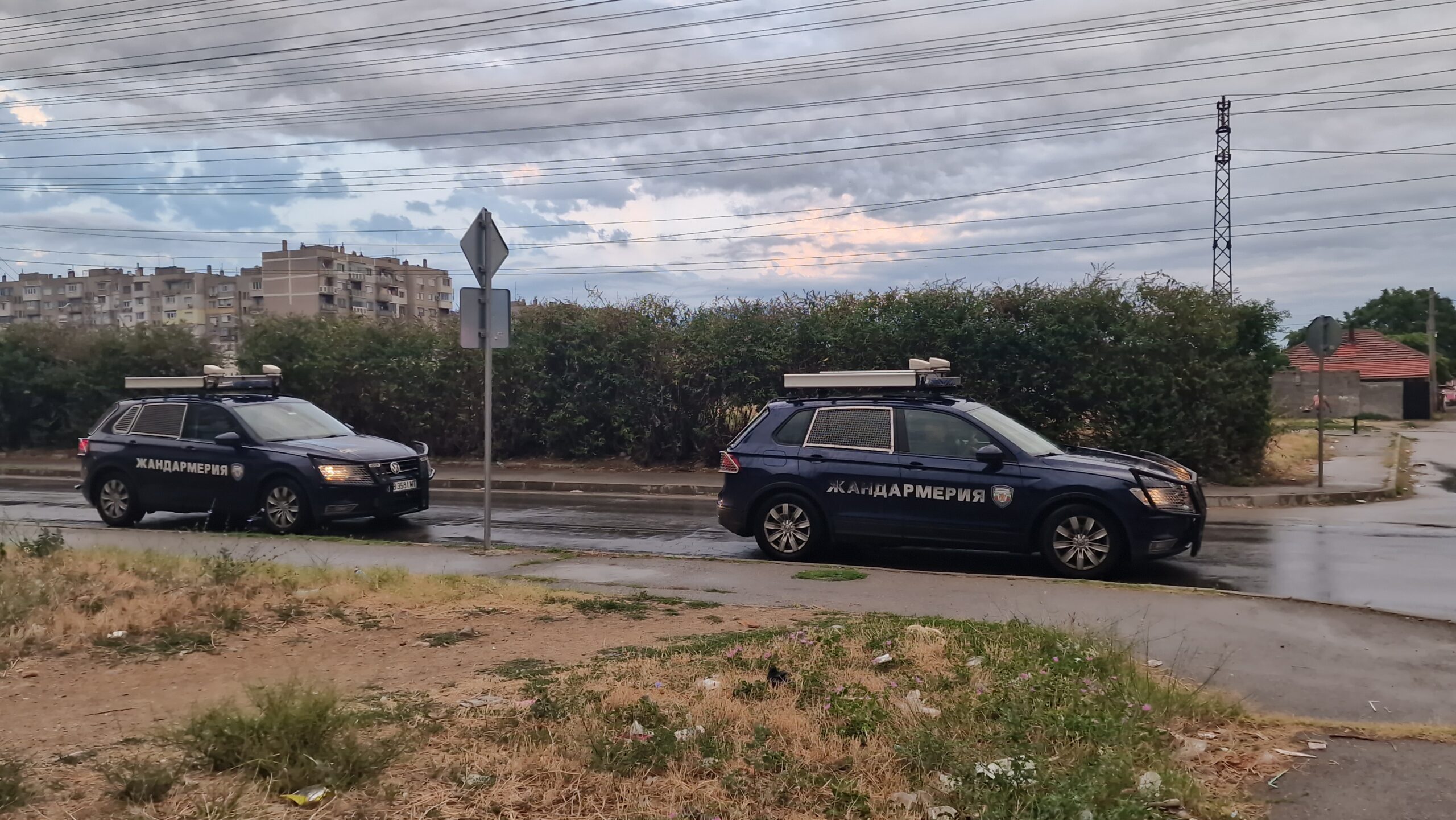 Масово сбиване в Казанлък, нападнаха и полицаи – видео