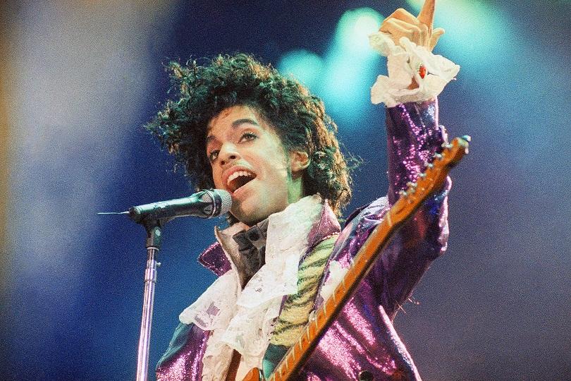 Пищната риза на Принс от Purple Rain и други негови вещи се продават на търг