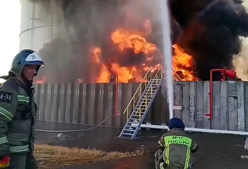 Петролни складове горят в руския град Азов