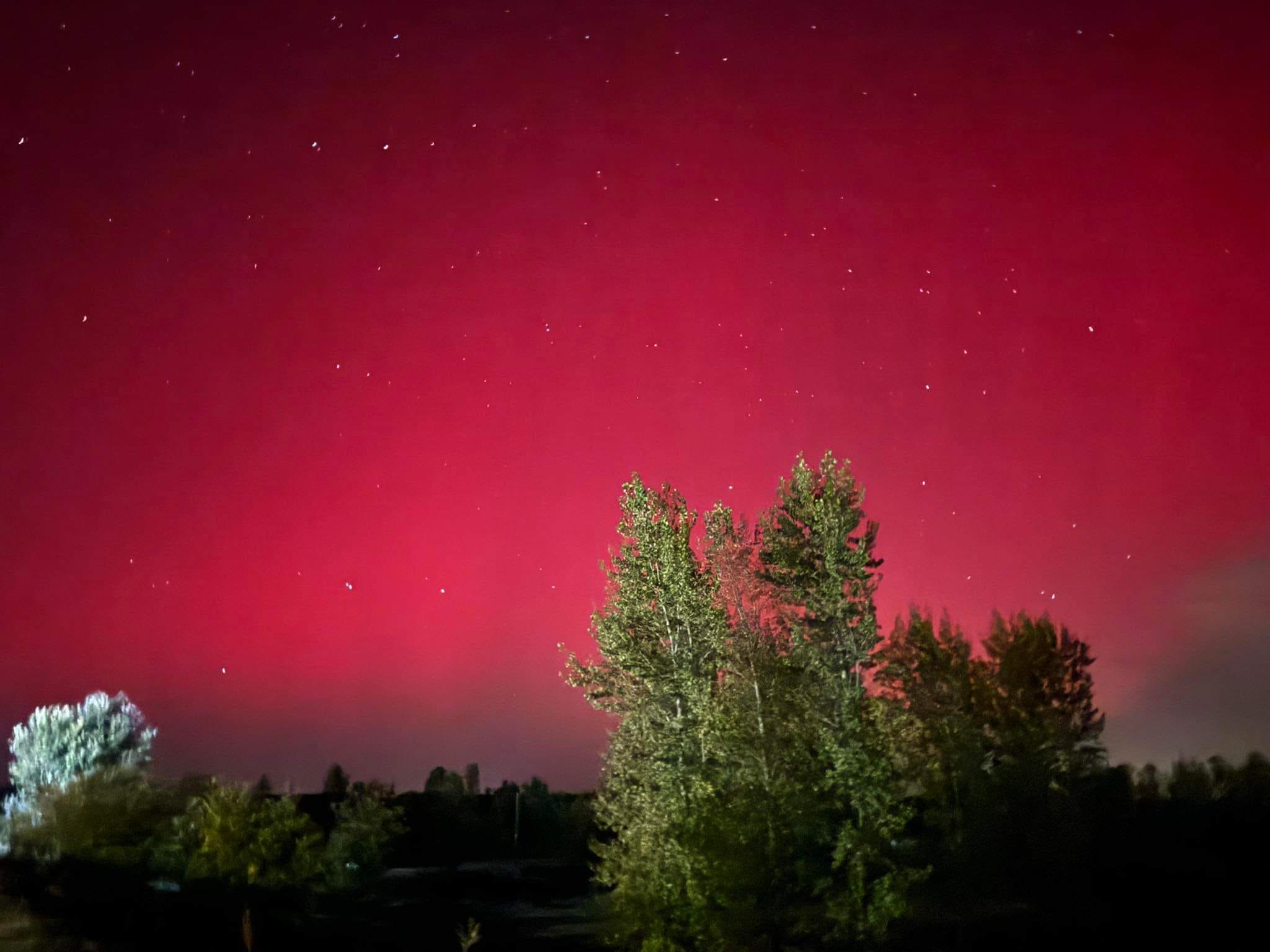 Полярно сияние завладя небето над България